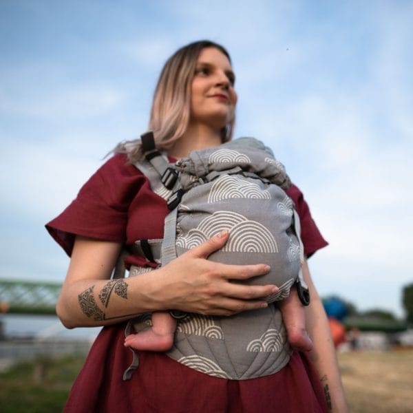 Sestrice Carrier Clouds Grey, ergonomické nosítko pro děti