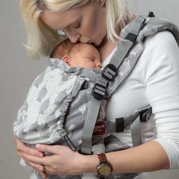 Sestrice Carrier Poppy Grey 2, ergonomické nosítko pro děti