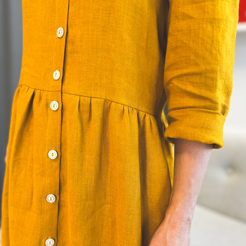 Sestrice Smart dress 04 Ochre, ľanové šaty na gombíky s vreckami a opaskom, slow fashion Sestrice Smart dress 04 Ochre, ľanové šaty na gombíky s vreckami a opaskom, slow fashion