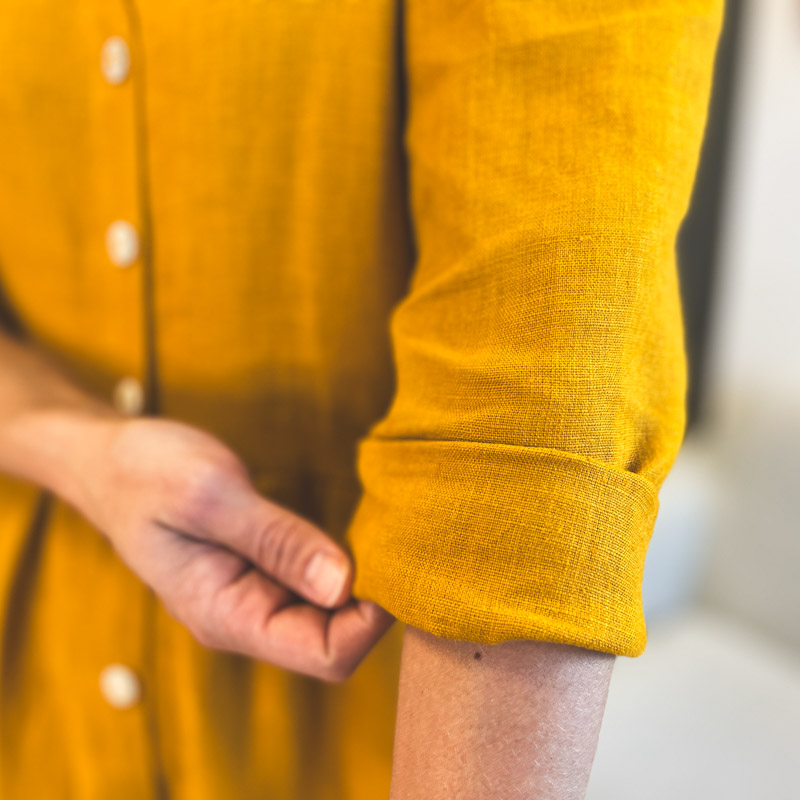 Sestrice Smart dress 04 Ochre, ľanové šaty na gombíky s vreckami a opaskom, slow fashion Sestrice Smart dress 04 Ochre, ľanové šaty na gombíky s vreckami a opaskom, slow fashion