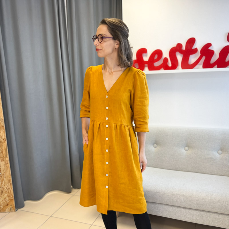 Sestrice Smart dress 04 Ochre, ľanové šaty na gombíky s vreckami a opaskom Sestrice Smart dress 04 Ochre, ľanové šaty na gombíky s vreckami a opaskom