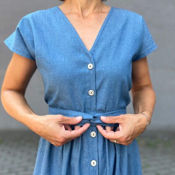 Smart Dress 02 Light Denim – rifľové šaty na gombíky s opaskom – 1
