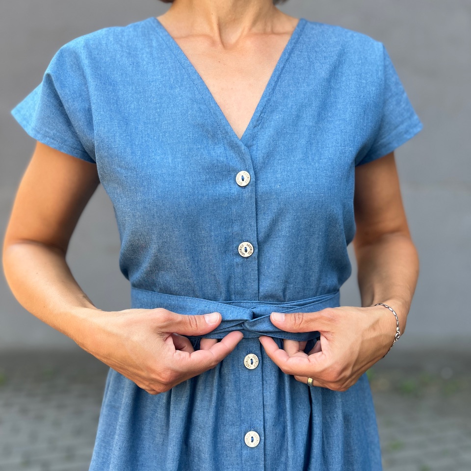 IMG_2562 Smart Dress 02 Light Denim – rifľové šaty na gombíky s opaskom – 1