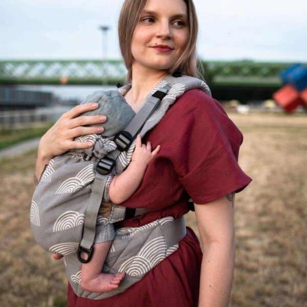Sestrice Clouds Grey Carrier, ergonomické nosítko pro děti